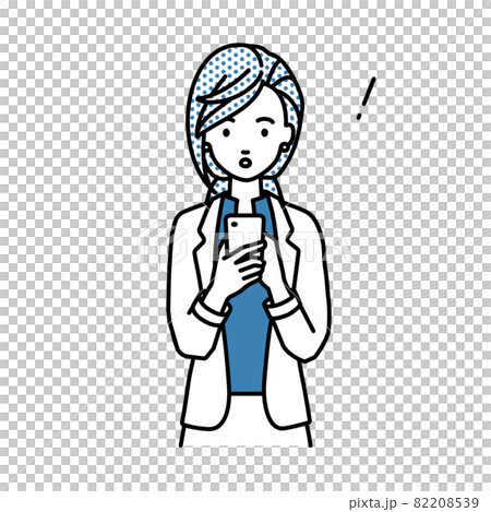 立ってスマートフォンを操作して何かに気づいて驚いたジャケットの女性 82208539