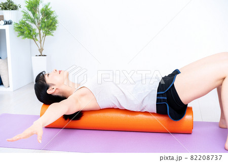 ストレッチポールでリラックスする女性 ストレッチポールでリラックスする女性 82208737