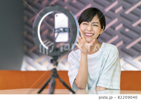 スマートフォンでライブ配信をする若い女性　撮影協力:WEEK芝大門（サンフロンティア不動産） 82209040