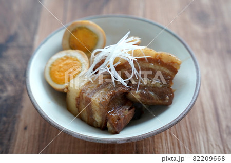豚バラとゆで卵の角煮 白髪ネギトッピング 豚バラとゆで卵の角煮 白髪ネギトッピング 82209668