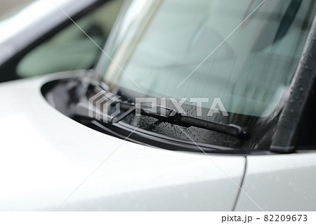雨上がりの車のワイパー 82209673