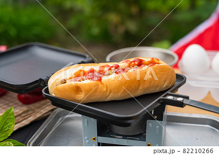 ホットサンドメーカーの上のホットドッグ ホットサンドメーカーの上のホットドッグ 82210266