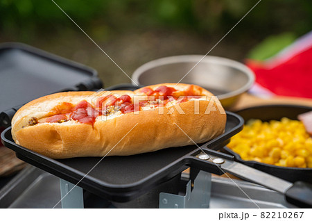 ホットサンドメーカーの上のホットドッグ 82210267