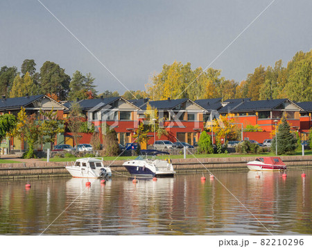 フィンランドの小都市ポルヴォーの可愛らしい河岸風景 フィンランドの小都市ポルヴォーの可愛らしい河岸風景 82210296