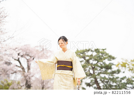 春、公園を散歩する女性 春、公園を散歩する女性 82211556