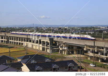 黄金色の燕三条に到着する、引退間際の上越新幹線E4系：Maxとき 82212088