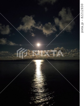 沖縄　石垣島　中秋の名月　妖艶な月光 82212830