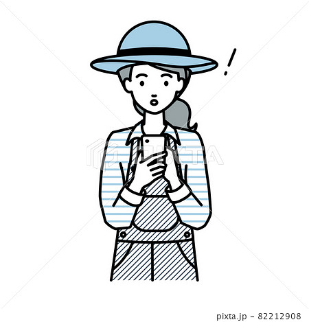 立ってスマートフォンを操作して何かに気づいて驚いた農家の女性 82212908