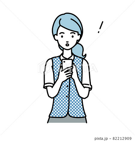 立ってスマートフォンを操作して何かに気づいて驚いた事務員制服の女性 82212909