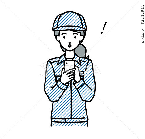 立ってスマートフォンを操作して何かに気づいて驚いた作業員の女性 82212911