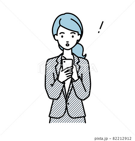 立ってスマートフォンを操作して何かに気づいて驚いたスーツの女性 82212912
