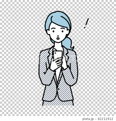立ってスマートフォンを操作して何かに気づいて驚いたスーツの女性 82212912