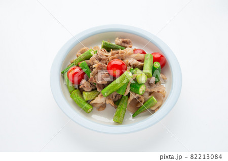 家で作ったオクラとミニトマトと豚肉の炒め物 82213084