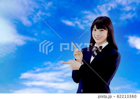 指差しする女学生 82213360