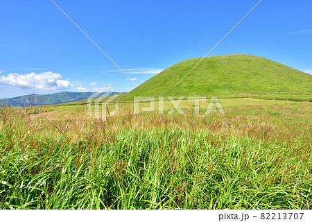 米塚　阿蘇風景　くじゅう阿蘇国立公園　熊本県阿蘇市　 82213707