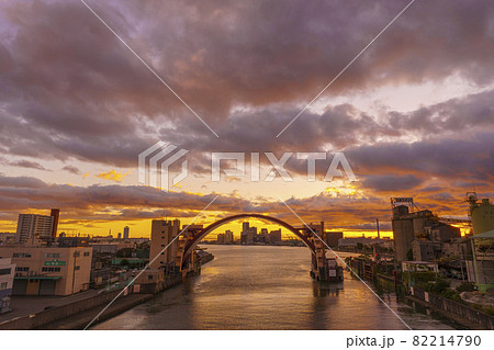 夕景が素晴らしい安治川水門 安治川 大阪風景 【9月中旬】 夕景が素晴らしい安治川水門 安治川 大阪風景 【9月中旬】 82214790