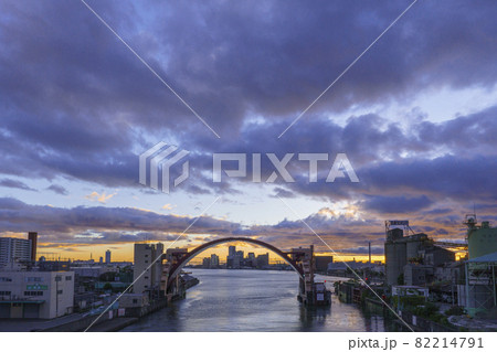 夕景が素晴らしい安治川水門　安治川　大阪風景　【9月中旬】 82214791