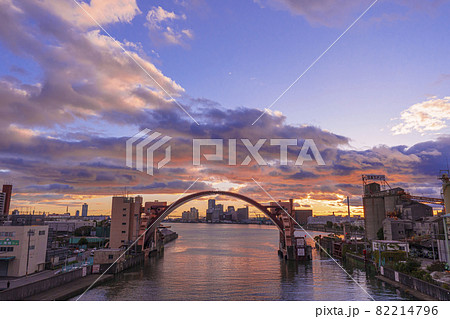 夕景が素晴らしい安治川水門　安治川　大阪風景　【9月中旬】 82214796