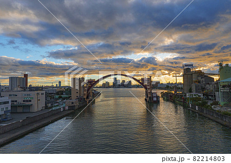 夕景が素晴らしい安治川水門　安治川　大阪風景　【9月中旬】 82214803