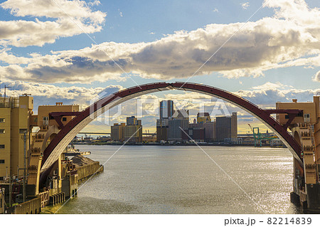 安治川水門を通して見たユニバーサルスタジオ前のビル群【9月中旬】 安治川水門を通して見たユニバーサルスタジオ前のビル群【9月中旬】 82214839