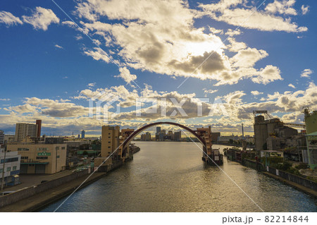 黄金色に輝く安治川水門 安治川 大阪風景 【9月中旬】 黄金色に輝く安治川水門 安治川 大阪風景 【9月中旬】 82214844