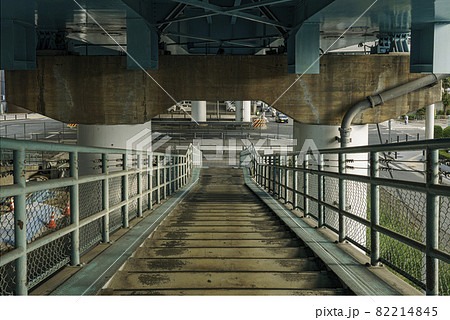 国道43号　安治川大橋の歩道階段　【大阪市港区】 82214845