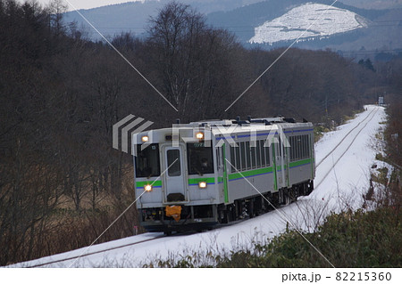 函館本線 二股を出て峠に向かう普通列車1 函館本線 二股を出て峠に向かう普通列車1 82215360