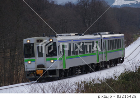函館本線 二股を出て峠に向かう普通列車2 82215428