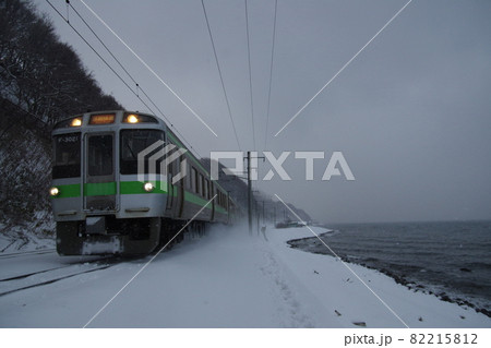 函館本線 冬の海沿いを行く721系普通列車 函館本線 冬の海沿いを行く721系普通列車 82215812