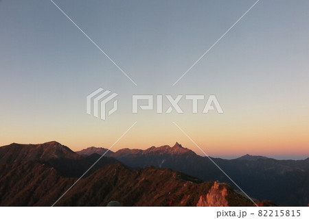 秋の燕山荘から見る朝日を浴びる槍ヶ岳 秋の燕山荘から見る朝日を浴びる槍ヶ岳 82215815
