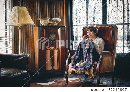 ソファーに座る女性　ポートレート 82215897