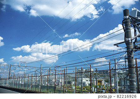 晴れた秋空はシュナイダーブルー　東急鷺沼操車場の上空の青い秋空と白い雲 82216926