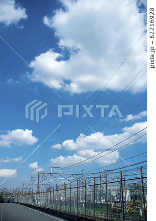晴れた秋空はシュナイダーブルー　東急鷺沼操車場の上空の青い秋空と白い雲 82216928