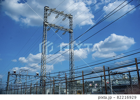 晴れた秋空はシュナイダーブルー　東急鷺沼操車場の上空の青い秋空と白い雲 82216929