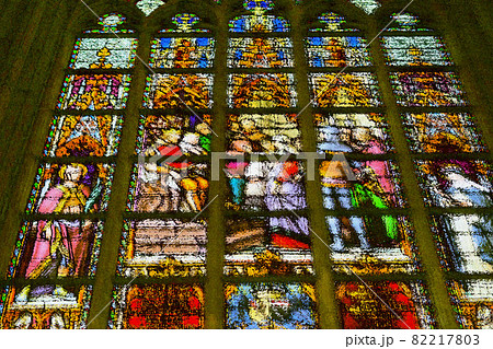 教会内の窓に描かれた美しいステンドグラスのイラスト素材
