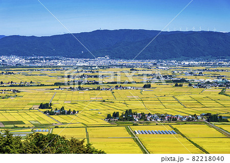 収穫時期の会津盆地の風景と只見線の列車 蓋沼からの俯瞰 福島県会津美里町 収穫時期の会津盆地の風景と只見線の列車 蓋沼からの俯瞰 福島県会津美里町 82218040