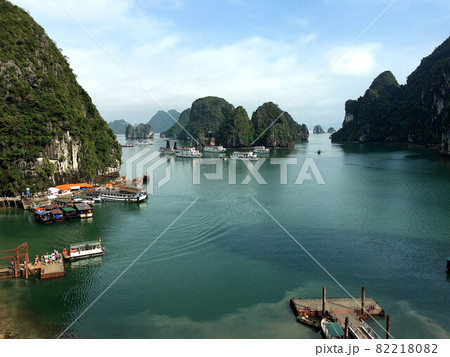 ハロン湾クルーズ、スンソット洞窟前の撮影ポイントから絶景のハロン湾 ハロン湾クルーズ、スンソット洞窟前の撮影ポイントから絶景のハロン湾 82218082