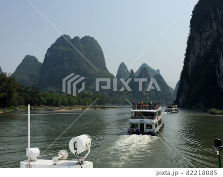 どこまでも続く山水画を愛でながら漓江下りを楽しむ黄布倒影あたり 82218085