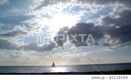 太平洋に浮かぶヨット 82218269
