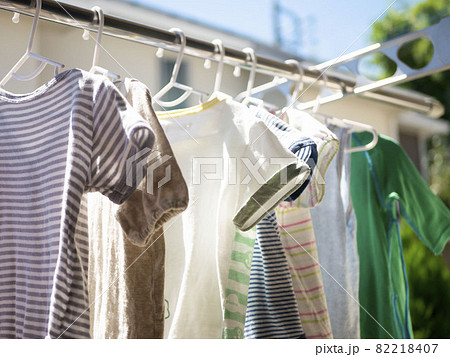 子供服の外干し　イメージ 82218407