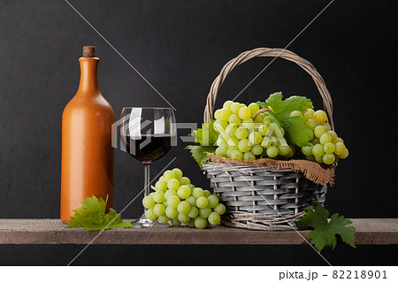 White grape, bottle and red wine glass 82218901