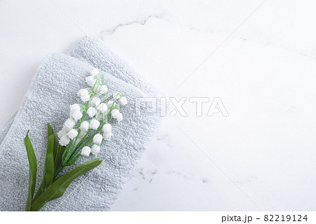 鈴蘭・すずらん・スズランの花。コピースペース有りの白背景 鈴蘭・すずらん・スズランの花。コピースペース有りの白背景 82219124