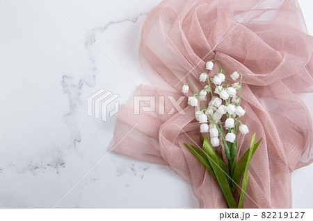 鈴蘭・すずらん・スズランの花。コピースペース有りの白背景 鈴蘭・すずらん・スズランの花。コピースペース有りの白背景 82219127