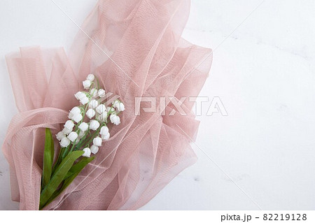 鈴蘭・すずらん・スズランの花。コピースペース有りの白背景 鈴蘭・すずらん・スズランの花。コピースペース有りの白背景 82219128