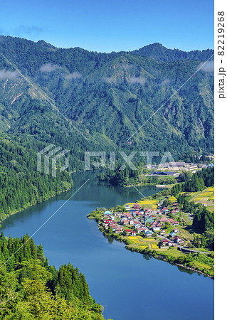 只見川と秋晴れの大志集落　福島県金山町 82219268