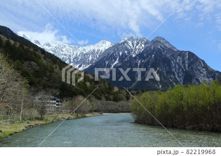 上高地　穂高連峰と梓川 82219968