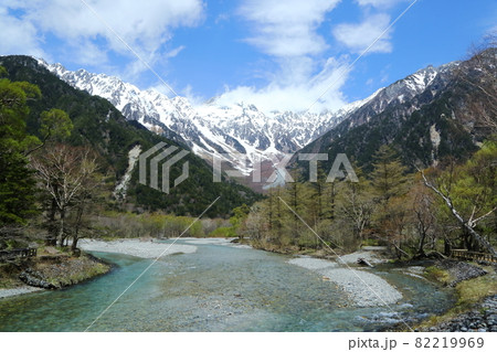 上高地　穂高連峰と梓川 82219969