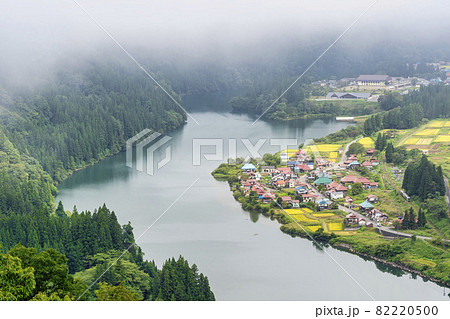 只見線の列車と朝霧漂う大志集落 福島県金山町 只見線の列車と朝霧漂う大志集落 福島県金山町 82220500