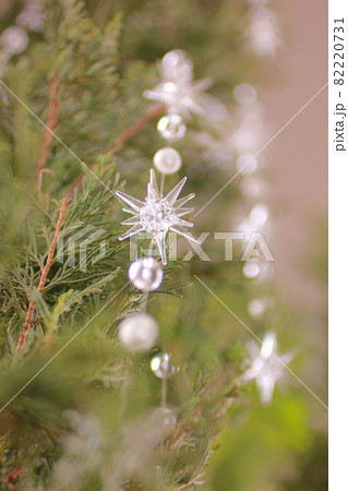 クリスマスツリーに飾られた雫状のガラスのオーナメント 82220731