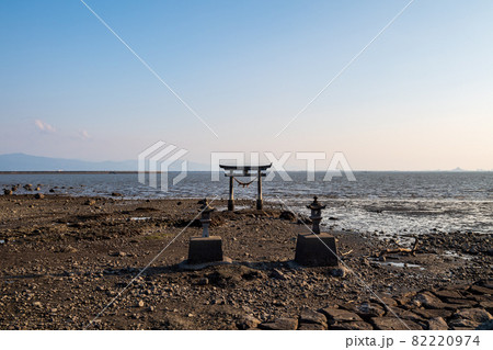 不知火海に浮かぶ鳥居が夕暮れに浮かぶ風景 不知火海に浮かぶ鳥居が夕暮れに浮かぶ風景 82220974